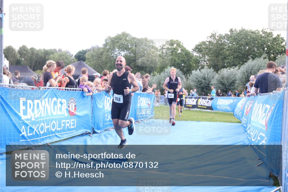 25.08.2024 - Elbe Triathlon Hamburg H.Heesch http://msf.ph/oto/6870132 25.08.2024 11:35:18 Ziel 352, 463, 686, 713 meine-sportfotos.de