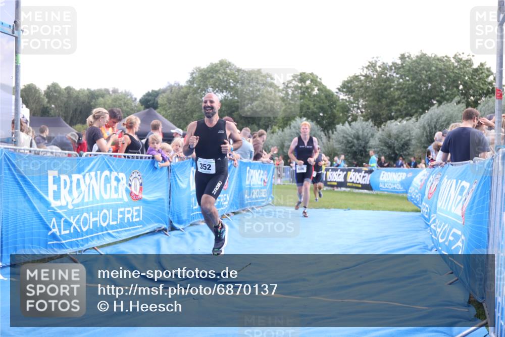 25.08.2024 - Elbe Triathlon Hamburg H.Heesch http://msf.ph/oto/6870137 25.08.2024 11:35:18 Ziel 352, 463, 686, 713 meine-sportfotos.de