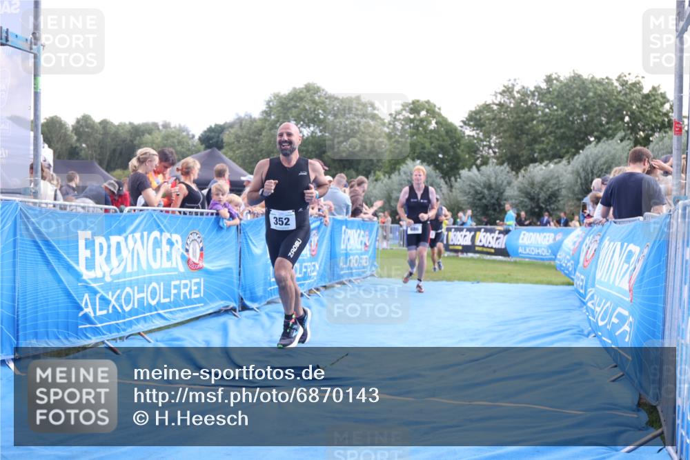 25.08.2024 - Elbe Triathlon Hamburg H.Heesch http://msf.ph/oto/6870143 25.08.2024 11:35:18 Ziel 352, 463, 686, 713 meine-sportfotos.de