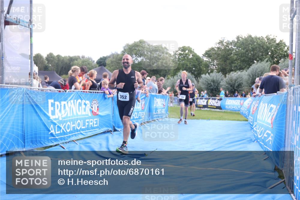 25.08.2024 - Elbe Triathlon Hamburg H.Heesch http://msf.ph/oto/6870161 25.08.2024 11:35:18 Ziel 352, 463, 686, 713 meine-sportfotos.de
