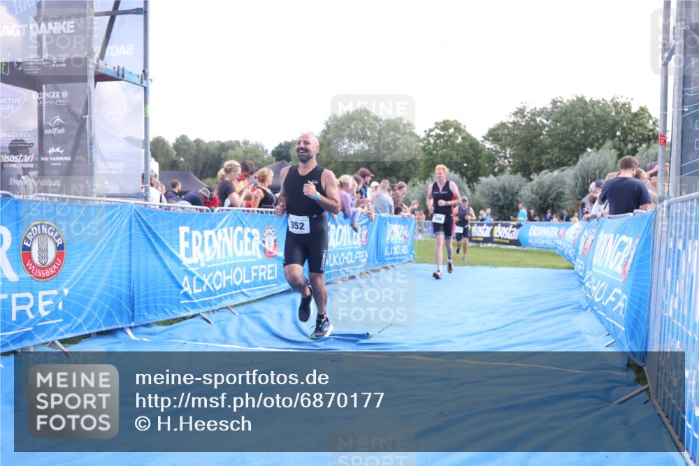 25.08.2024 - Elbe Triathlon Hamburg H.Heesch http://msf.ph/oto/6870177 25.08.2024 11:35:18 Ziel 352, 463, 686, 713 meine-sportfotos.de