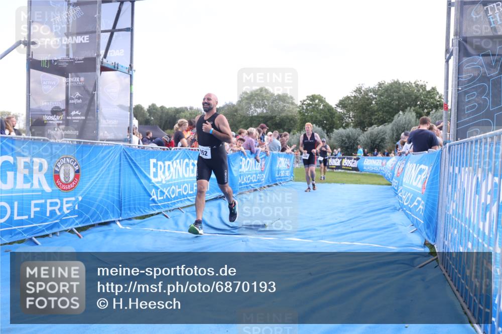 25.08.2024 - Elbe Triathlon Hamburg H.Heesch http://msf.ph/oto/6870193 25.08.2024 11:35:18 Ziel 352, 463, 686, 713 meine-sportfotos.de