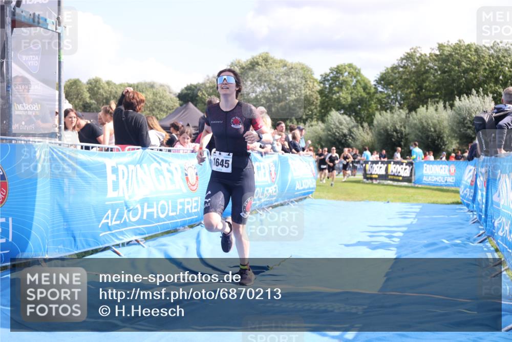 25.08.2024 - Elbe Triathlon Hamburg H.Heesch http://msf.ph/oto/6870213 25.08.2024 11:58:22 Ziel 512, 1645, 1658 meine-sportfotos.de