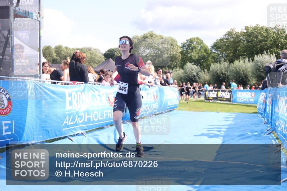 25.08.2024 - Elbe Triathlon Hamburg H.Heesch http://msf.ph/oto/6870226 25.08.2024 11:58:22 Ziel 512, 1645, 1658 meine-sportfotos.de