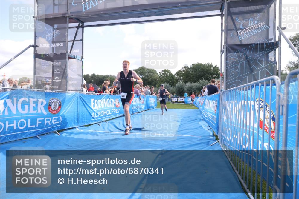 25.08.2024 - Elbe Triathlon Hamburg H.Heesch http://msf.ph/oto/6870341 25.08.2024 11:35:21 Ziel 352, 686, 713 meine-sportfotos.de