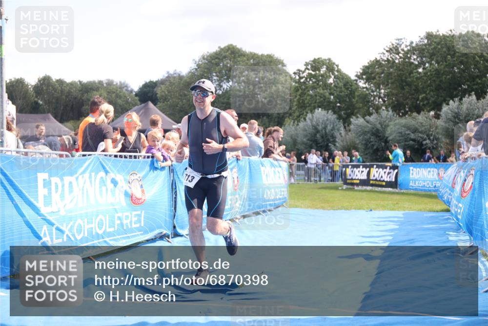 25.08.2024 - Elbe Triathlon Hamburg H.Heesch http://msf.ph/oto/6870398 25.08.2024 11:35:22 Ziel 352, 686, 713 meine-sportfotos.de