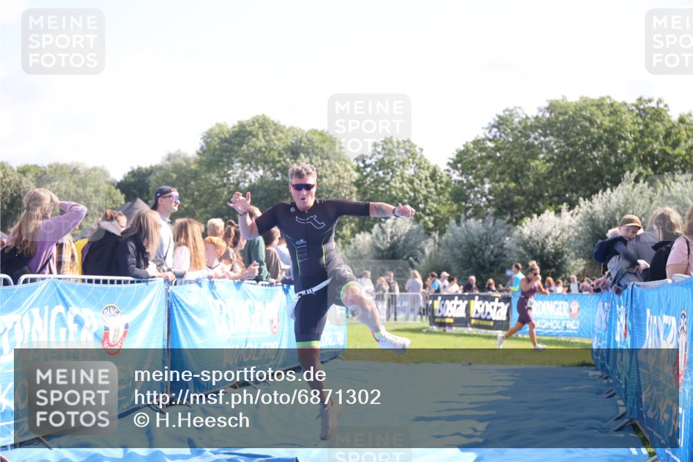 25.08.2024 - Elbe Triathlon Hamburg H.Heesch http://msf.ph/oto/6871302 25.08.2024 11:09:07 Ziel 142, 465, 594 meine-sportfotos.de