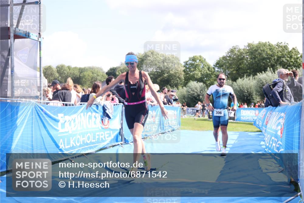 25.08.2024 - Elbe Triathlon Hamburg H.Heesch http://msf.ph/oto/6871542 25.08.2024 11:59:06 Ziel 306, 478, 1572 meine-sportfotos.de