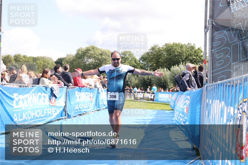 25.08.2024 - Elbe Triathlon Hamburg H.Heesch http://msf.ph/oto/6871616 25.08.2024 11:59:07 Ziel 306, 478, 1572 meine-sportfotos.de