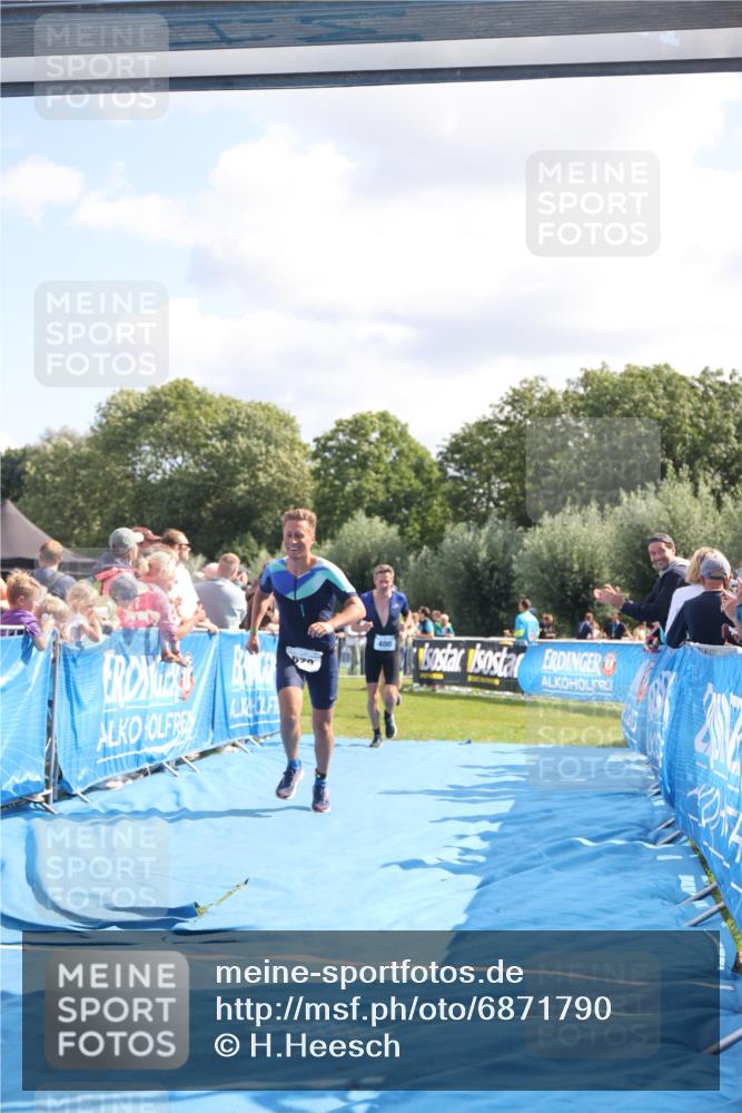 25.08.2024 - Elbe Triathlon Hamburg H.Heesch http://msf.ph/oto/6871790 25.08.2024 11:37:07 Ziel 400, 679, 731 meine-sportfotos.de