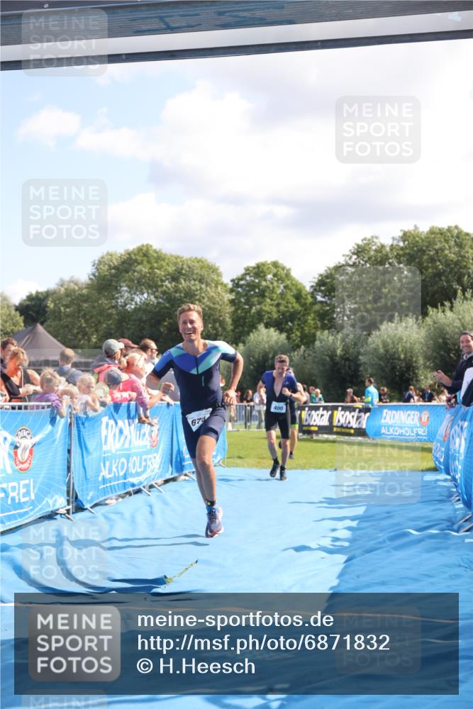 25.08.2024 - Elbe Triathlon Hamburg H.Heesch http://msf.ph/oto/6871832 25.08.2024 11:37:07 Ziel 400, 679, 731 meine-sportfotos.de