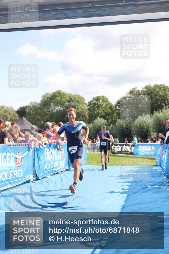 25.08.2024 - Elbe Triathlon Hamburg H.Heesch http://msf.ph/oto/6871848 25.08.2024 11:37:07 Ziel 400, 679, 731 meine-sportfotos.de
