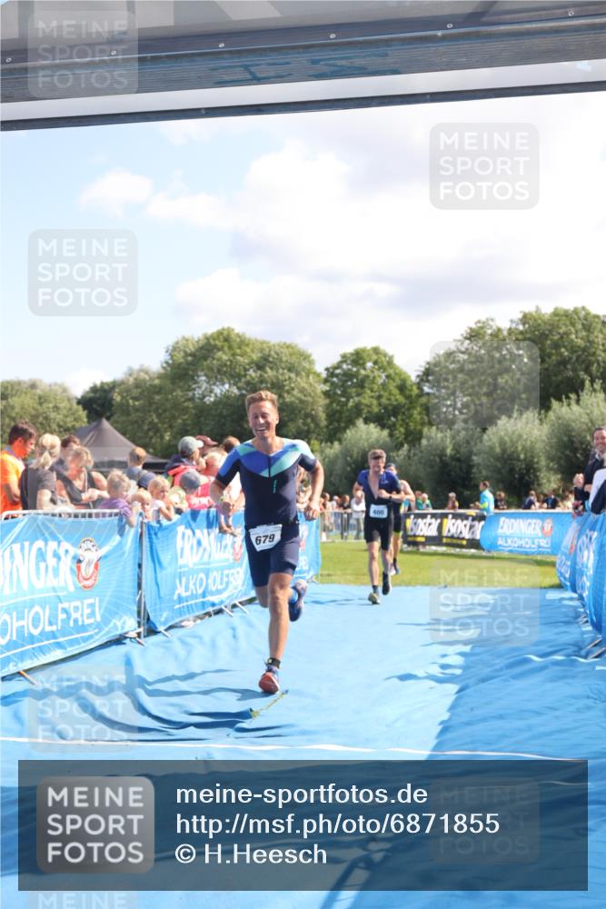 25.08.2024 - Elbe Triathlon Hamburg H.Heesch http://msf.ph/oto/6871855 25.08.2024 11:37:07 Ziel 400, 679, 731 meine-sportfotos.de
