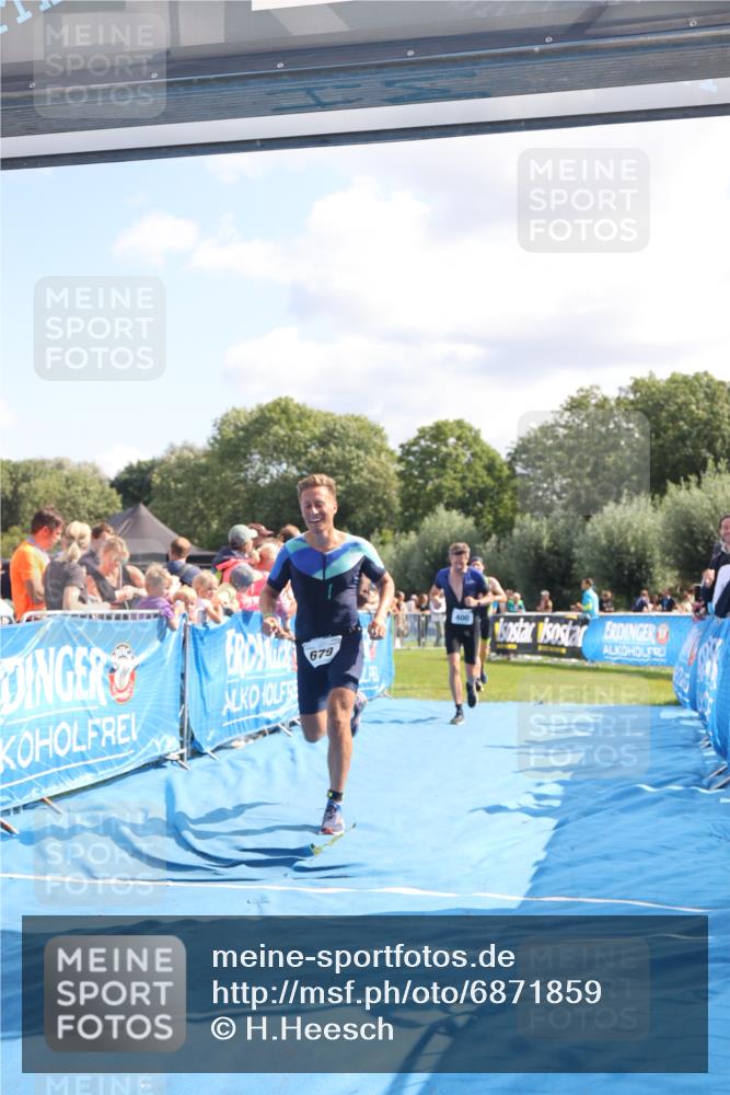 25.08.2024 - Elbe Triathlon Hamburg H.Heesch http://msf.ph/oto/6871859 25.08.2024 11:37:07 Ziel 400, 679, 731 meine-sportfotos.de