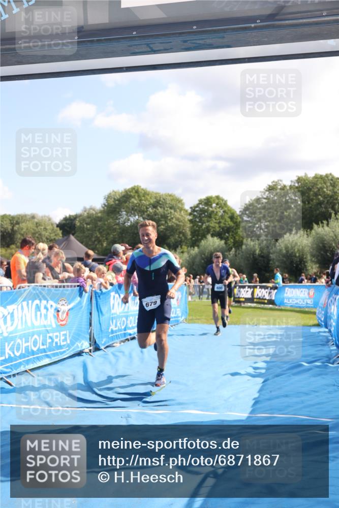 25.08.2024 - Elbe Triathlon Hamburg H.Heesch http://msf.ph/oto/6871867 25.08.2024 11:37:07 Ziel 400, 679, 731 meine-sportfotos.de