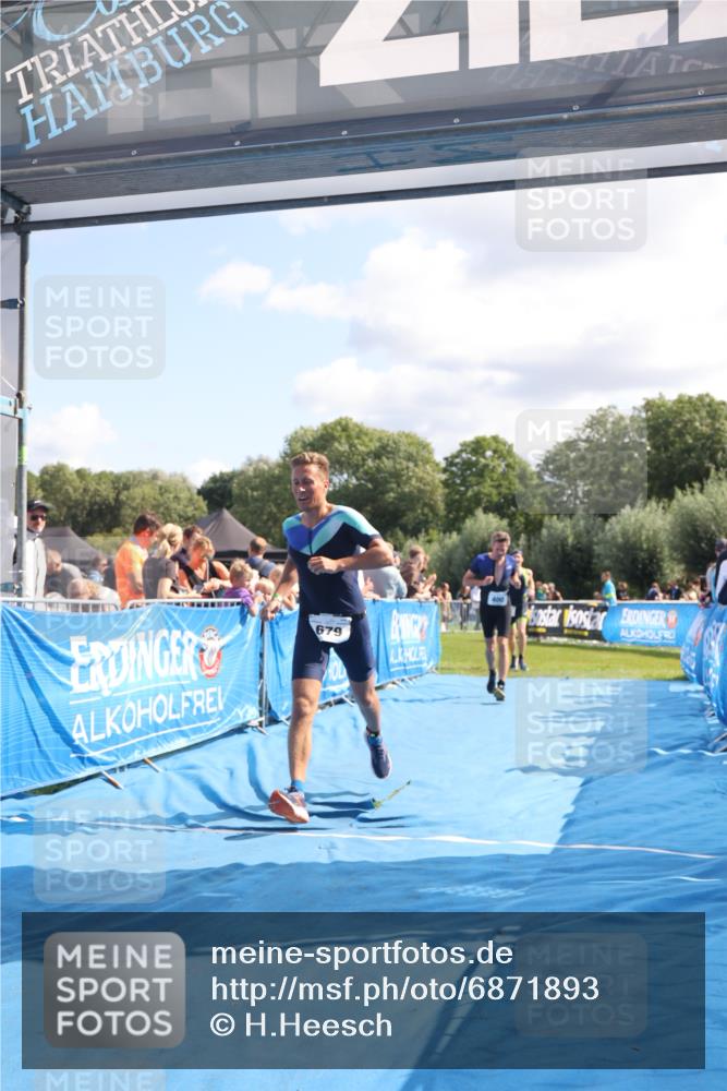 25.08.2024 - Elbe Triathlon Hamburg H.Heesch http://msf.ph/oto/6871893 25.08.2024 11:37:07 Ziel 400, 679, 731 meine-sportfotos.de