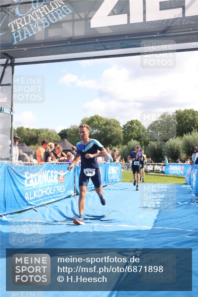 25.08.2024 - Elbe Triathlon Hamburg H.Heesch http://msf.ph/oto/6871898 25.08.2024 11:37:08 Ziel 400, 679, 731 meine-sportfotos.de