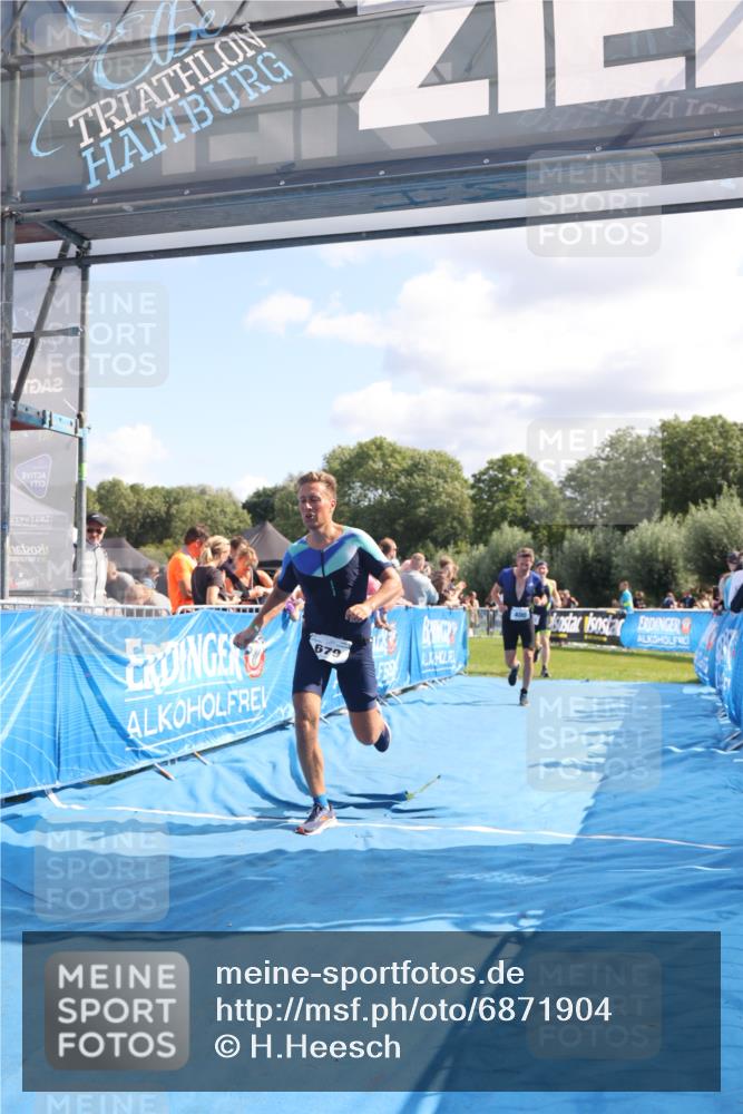 25.08.2024 - Elbe Triathlon Hamburg H.Heesch http://msf.ph/oto/6871904 25.08.2024 11:37:08 Ziel 400, 679, 731 meine-sportfotos.de
