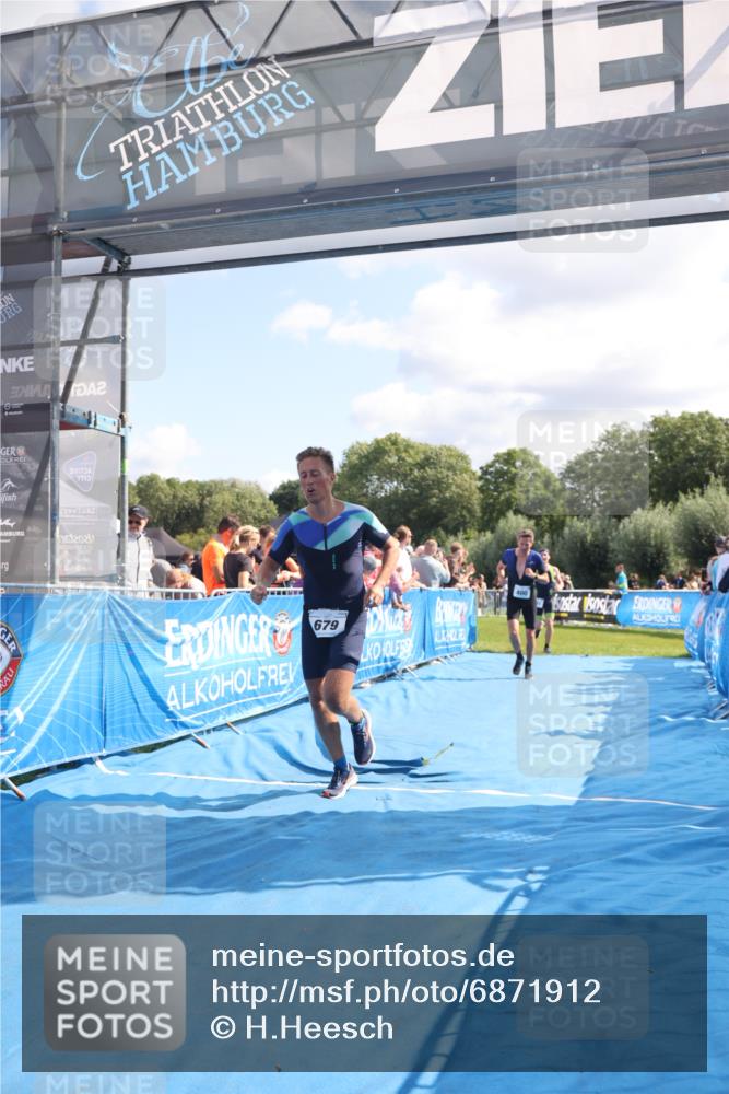 25.08.2024 - Elbe Triathlon Hamburg H.Heesch http://msf.ph/oto/6871912 25.08.2024 11:37:08 Ziel 400, 679, 731 meine-sportfotos.de