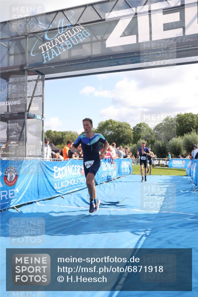 25.08.2024 - Elbe Triathlon Hamburg H.Heesch http://msf.ph/oto/6871918 25.08.2024 11:37:08 Ziel 400, 679, 731 meine-sportfotos.de