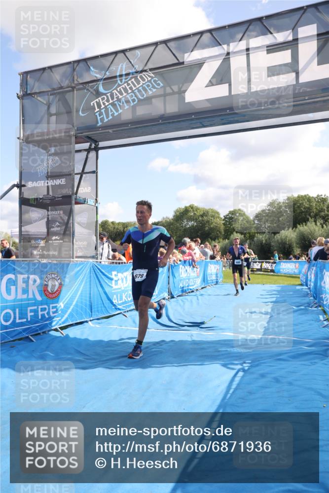 25.08.2024 - Elbe Triathlon Hamburg H.Heesch http://msf.ph/oto/6871936 25.08.2024 11:37:08 Ziel 400, 679, 731 meine-sportfotos.de