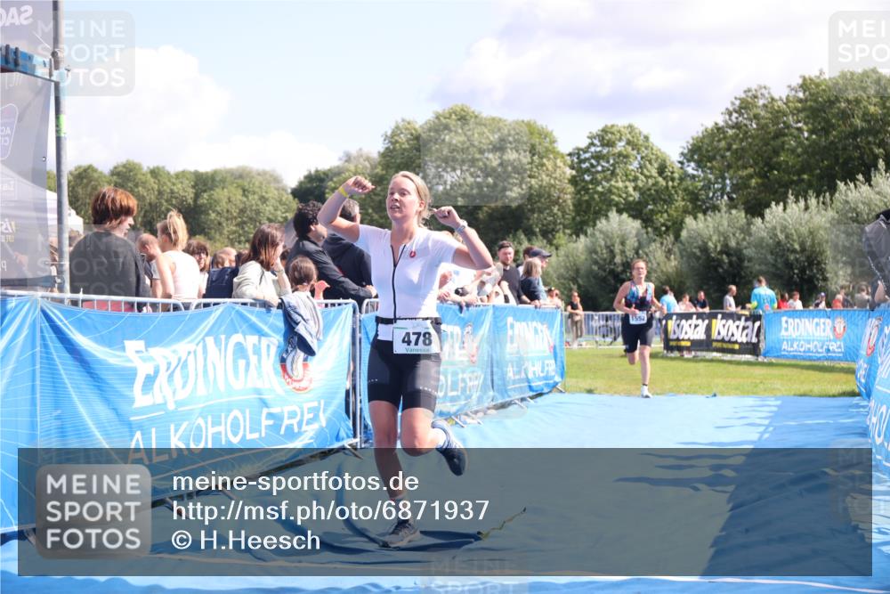 25.08.2024 - Elbe Triathlon Hamburg H.Heesch http://msf.ph/oto/6871937 25.08.2024 11:59:14 Ziel 306, 478, 1552, 1572 meine-sportfotos.de