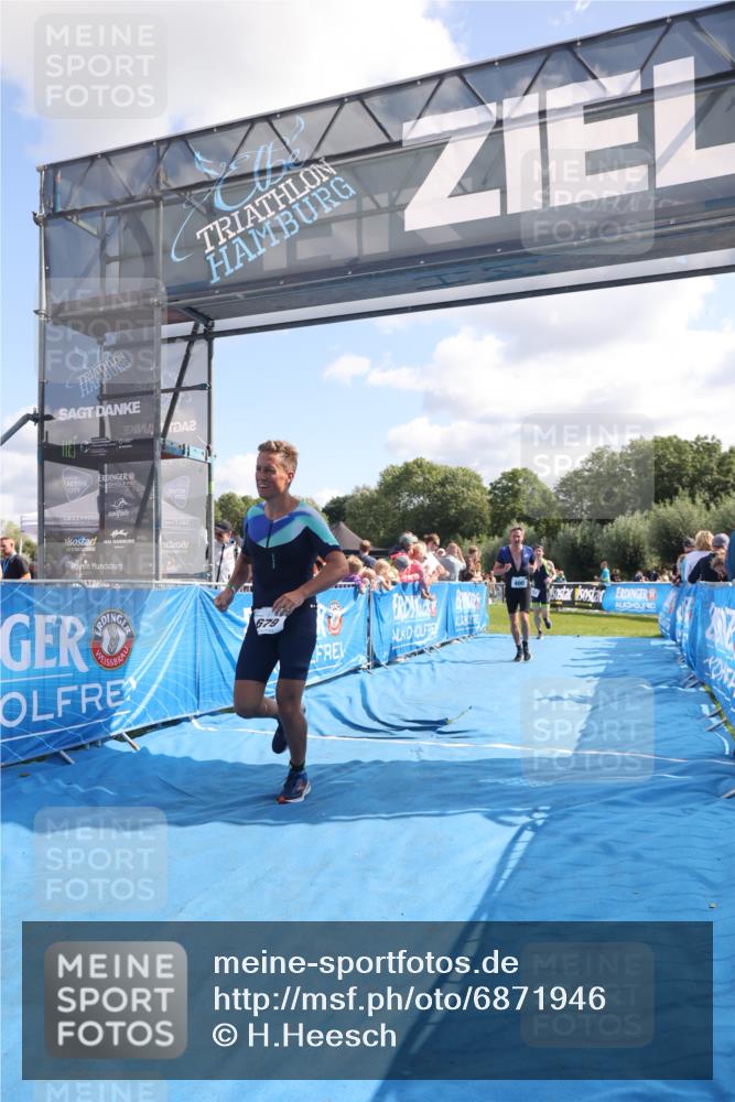 25.08.2024 - Elbe Triathlon Hamburg H.Heesch http://msf.ph/oto/6871946 25.08.2024 11:37:08 Ziel 400, 679, 731 meine-sportfotos.de