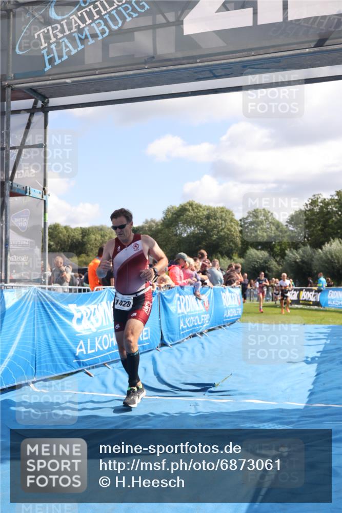 25.08.2024 - Elbe Triathlon Hamburg H.Heesch http://msf.ph/oto/6873061 25.08.2024 11:37:51 Ziel 735, 1428, 1462 meine-sportfotos.de