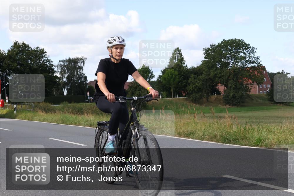 25.08.2024 - Elbe Triathlon Hamburg Fuchs,  Jonas http://msf.ph/oto/6873347 25.08.2024 11:20:42 Radfahren 1720, 1697, 1588 meine-sportfotos.de