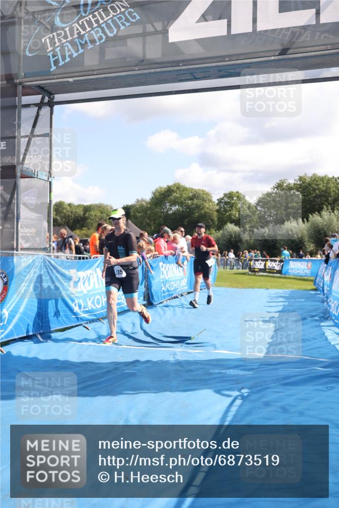 25.08.2024 - Elbe Triathlon Hamburg H.Heesch http://msf.ph/oto/6873519 25.08.2024 11:38:08 Ziel 135, 276 meine-sportfotos.de
