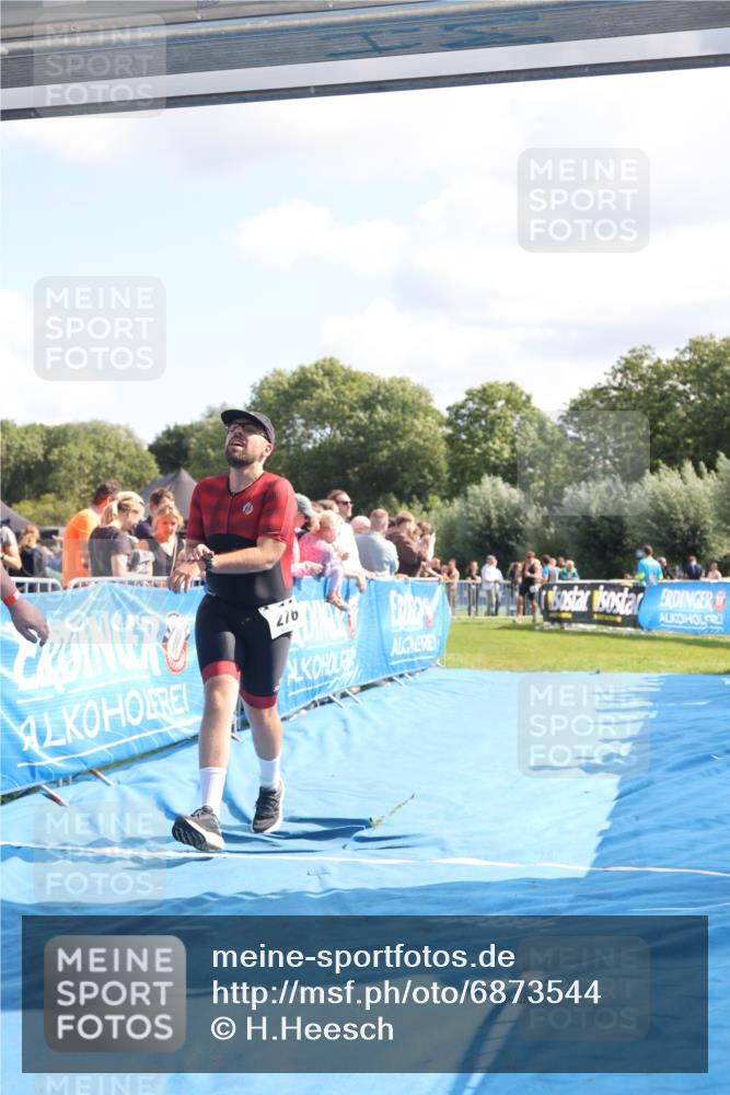 25.08.2024 - Elbe Triathlon Hamburg H.Heesch http://msf.ph/oto/6873544 25.08.2024 11:38:09 Ziel 135, 276 meine-sportfotos.de