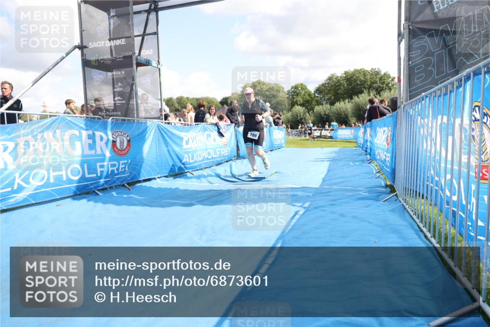 25.08.2024 - Elbe Triathlon Hamburg H.Heesch http://msf.ph/oto/6873601 25.08.2024 12:00:11 Ziel 789, 1573 meine-sportfotos.de