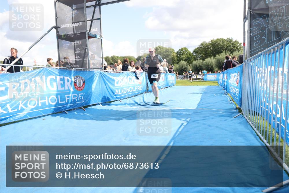 25.08.2024 - Elbe Triathlon Hamburg H.Heesch http://msf.ph/oto/6873613 25.08.2024 12:00:11 Ziel 789, 1573 meine-sportfotos.de