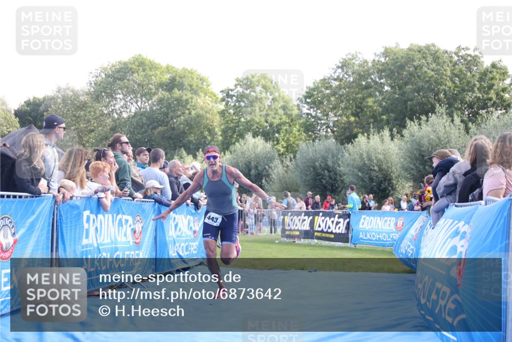25.08.2024 - Elbe Triathlon Hamburg H.Heesch http://msf.ph/oto/6873642 25.08.2024 11:11:13 Ziel 421, 443, 659 meine-sportfotos.de