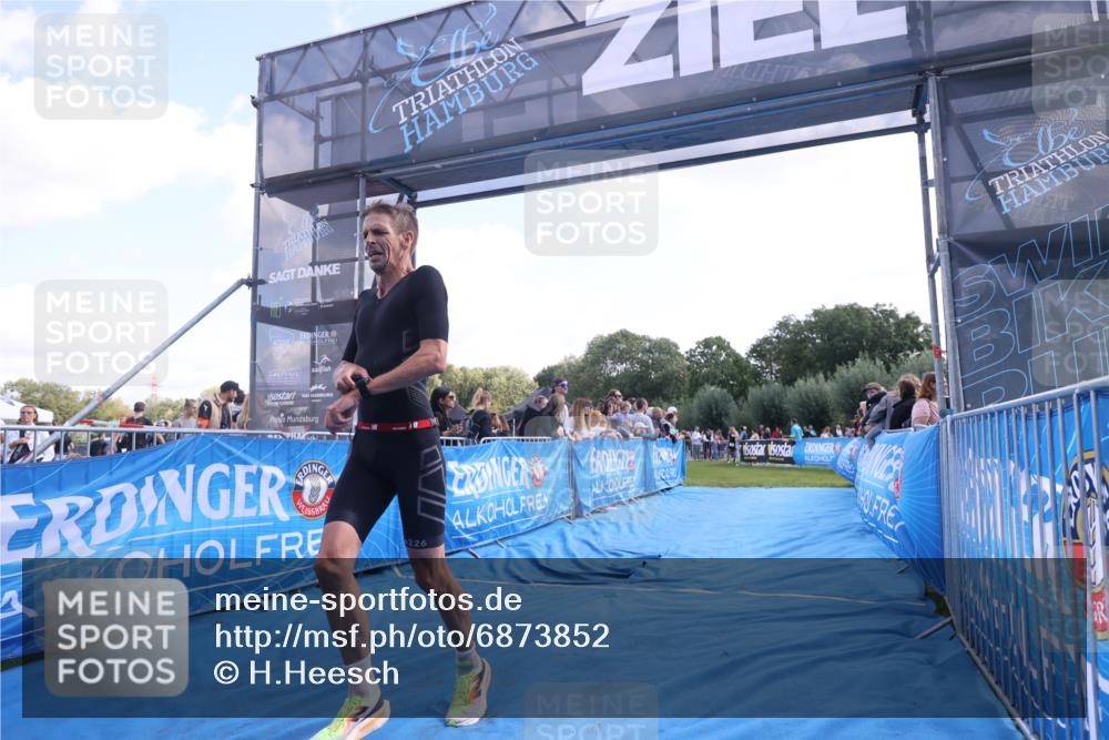 25.08.2024 - Elbe Triathlon Hamburg H.Heesch http://msf.ph/oto/6873852 25.08.2024 11:11:22 Ziel 421 meine-sportfotos.de
