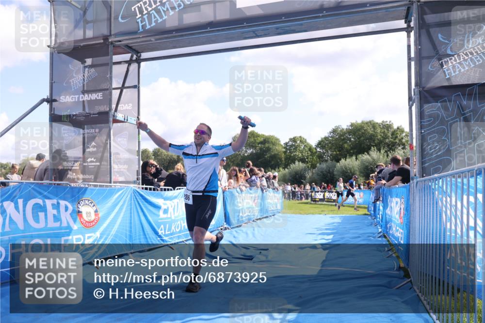 25.08.2024 - Elbe Triathlon Hamburg H.Heesch http://msf.ph/oto/6873925 25.08.2024 11:11:51 Ziel 286 meine-sportfotos.de