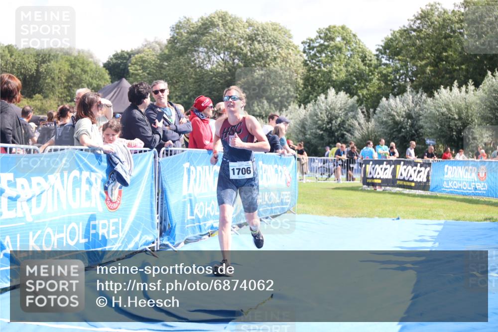 25.08.2024 - Elbe Triathlon Hamburg H.Heesch http://msf.ph/oto/6874062 25.08.2024 12:01:03 Ziel 382, 1706 meine-sportfotos.de