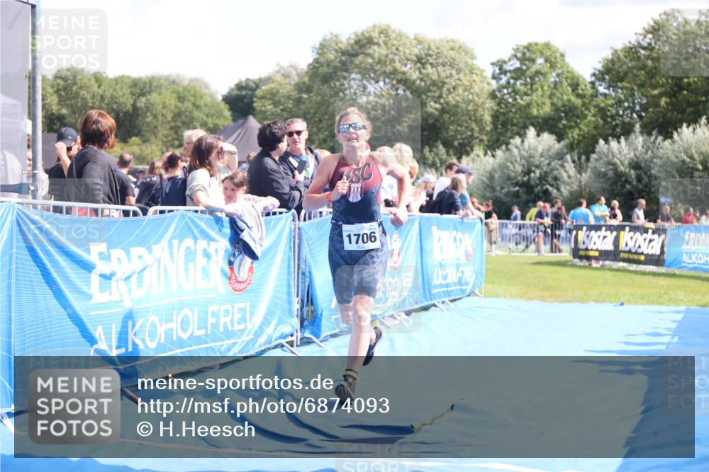 25.08.2024 - Elbe Triathlon Hamburg H.Heesch http://msf.ph/oto/6874093 25.08.2024 12:01:03 Ziel 382, 1706 meine-sportfotos.de