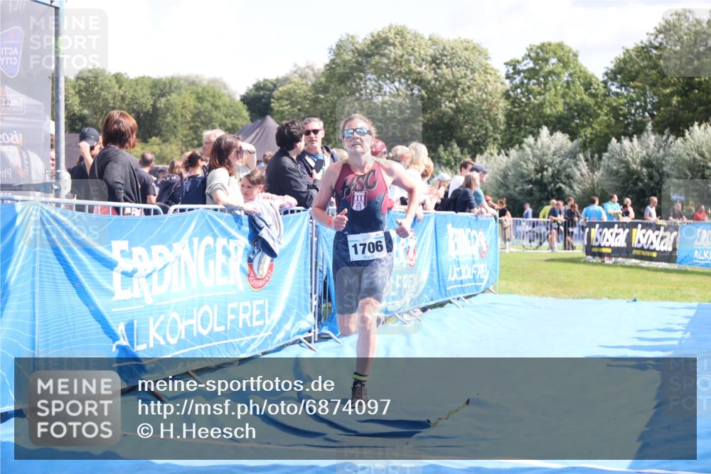 25.08.2024 - Elbe Triathlon Hamburg H.Heesch http://msf.ph/oto/6874097 25.08.2024 12:01:03 Ziel 382, 1706 meine-sportfotos.de