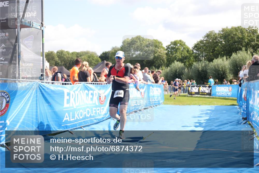 25.08.2024 - Elbe Triathlon Hamburg H.Heesch http://msf.ph/oto/6874372 25.08.2024 11:39:04 Ziel 687, 748, 1413, 1456 meine-sportfotos.de