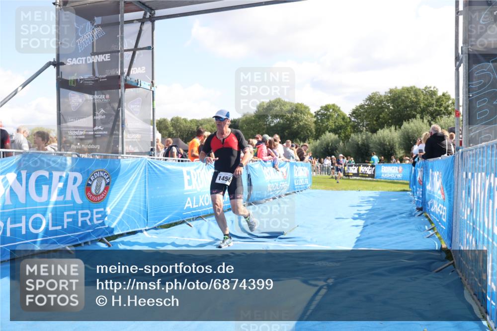 25.08.2024 - Elbe Triathlon Hamburg H.Heesch http://msf.ph/oto/6874399 25.08.2024 11:39:04 Ziel 687, 748, 1413, 1456 meine-sportfotos.de
