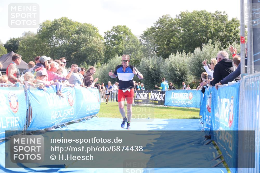 25.08.2024 - Elbe Triathlon Hamburg H.Heesch http://msf.ph/oto/6874438 25.08.2024 11:39:11 Ziel 734, 1456, 1460 meine-sportfotos.de