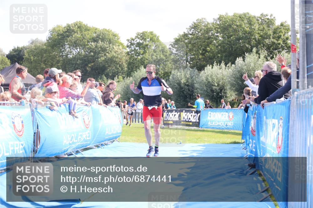 25.08.2024 - Elbe Triathlon Hamburg H.Heesch http://msf.ph/oto/6874441 25.08.2024 11:39:11 Ziel 734, 1456, 1460 meine-sportfotos.de