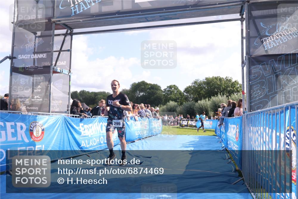 25.08.2024 - Elbe Triathlon Hamburg H.Heesch http://msf.ph/oto/6874469 25.08.2024 11:12:42 Ziel 295, 557 meine-sportfotos.de