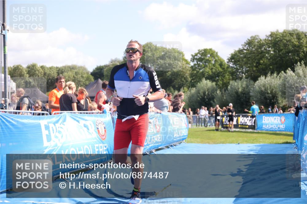25.08.2024 - Elbe Triathlon Hamburg H.Heesch http://msf.ph/oto/6874487 25.08.2024 11:39:13 Ziel 734, 1460 meine-sportfotos.de