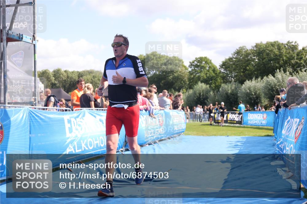 25.08.2024 - Elbe Triathlon Hamburg H.Heesch http://msf.ph/oto/6874503 25.08.2024 11:39:13 Ziel 734, 1460 meine-sportfotos.de