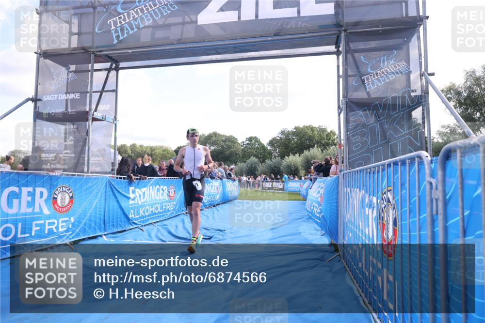 25.08.2024 - Elbe Triathlon Hamburg H.Heesch http://msf.ph/oto/6874566 25.08.2024 11:12:57 Ziel 567 meine-sportfotos.de