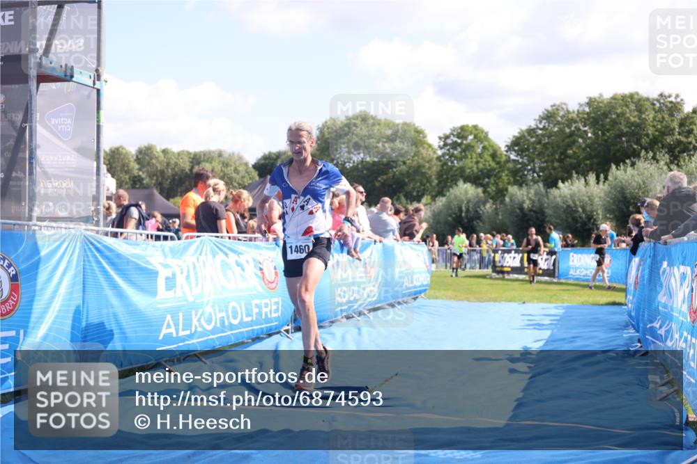 25.08.2024 - Elbe Triathlon Hamburg H.Heesch http://msf.ph/oto/6874593 25.08.2024 11:39:18 Ziel 673, 734, 1460 meine-sportfotos.de