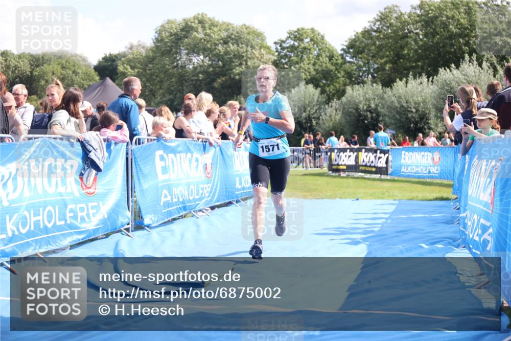 25.08.2024 - Elbe Triathlon Hamburg H.Heesch http://msf.ph/oto/6875002 25.08.2024 12:01:55 Ziel 508, 1510, 1571 meine-sportfotos.de