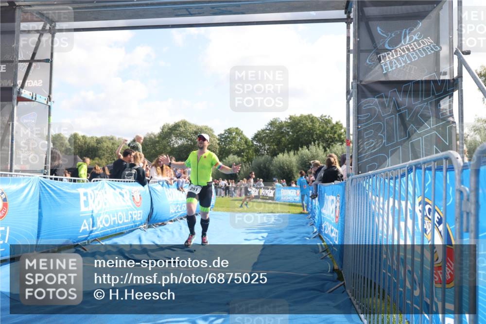 25.08.2024 - Elbe Triathlon Hamburg H.Heesch http://msf.ph/oto/6875025 25.08.2024 11:14:21 Ziel 251 meine-sportfotos.de